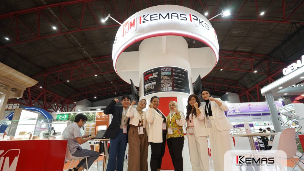 Team KEMASPKG ICI taking the moment before Day Two Start